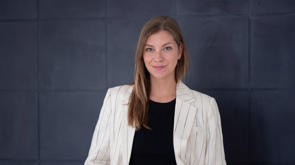 Professionelles Businessporträt eines Mannes in Anzug, das Seriosität und Kompetenz ausstrahlt.
